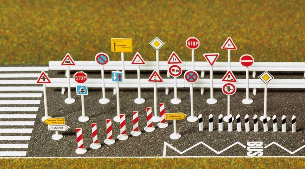 30 Cartelli stradali e accessori strade