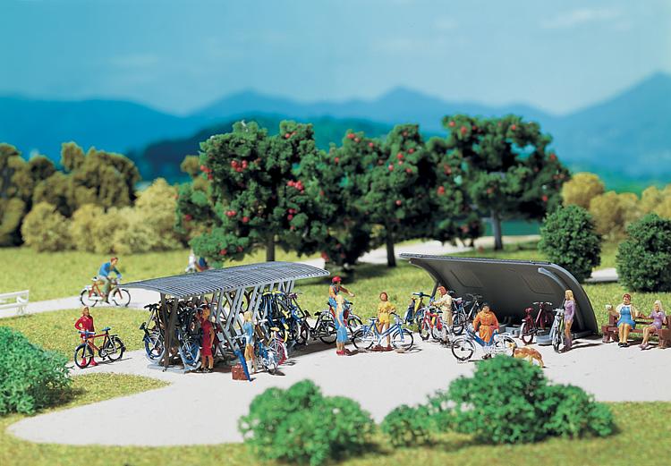 2 appoggiabiciclette con biciclette